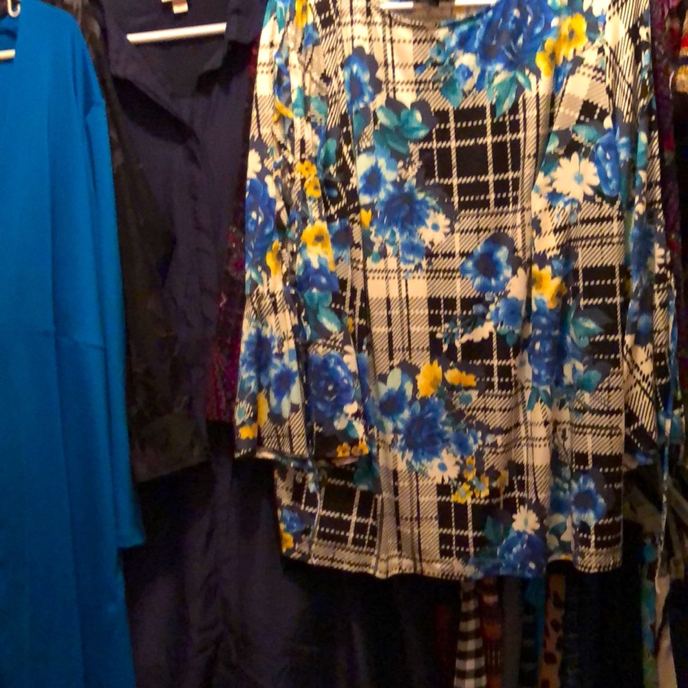 Very beautiful blouse long sleeve fared sleeve